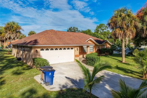 House in Lehigh Acres, Florida 3 bedrooms, 155.43 sq.m. № 1944154 - photo 9