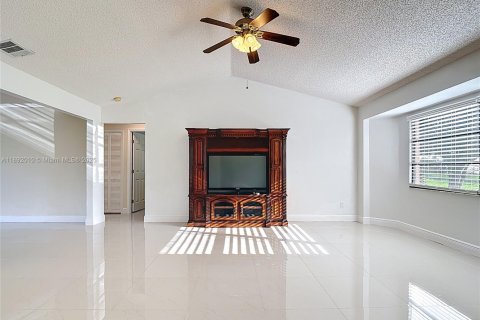 House in Lehigh Acres, Florida 3 bedrooms, 155.43 sq.m. № 1944154 - photo 13