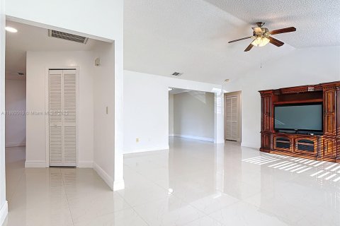 House in Lehigh Acres, Florida 3 bedrooms, 155.43 sq.m. № 1944154 - photo 12