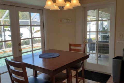 House in Sarasota, Florida 3 bedrooms, 130.71 sq.m. № 2236722 - photo 2