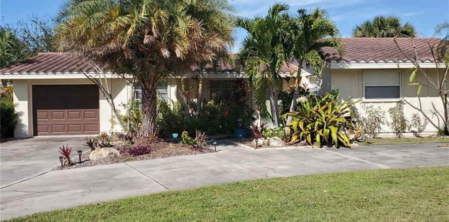House in Sarasota, Florida 3 bedrooms, 130.71 sq.m. № 2236722