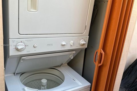 Villa ou maison à louer à Hollywood, Floride: 2 chambres, 65.03 m2 № 1999624 - photo 10