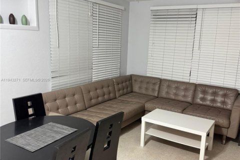 Villa ou maison à louer à Hollywood, Floride: 2 chambres, 65.03 m2 № 1999624 - photo 3