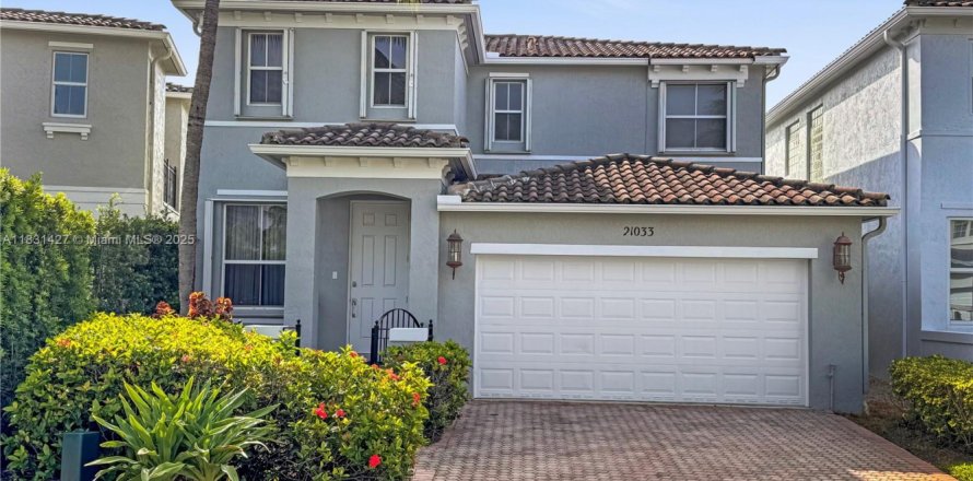 House in Aventura, Florida 4 bedrooms, 243.59 sq.m. № 1807897