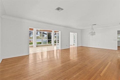 House in Saint Petersburg, Florida 3 bedrooms, 197.6 sq.m. № 1750764 - photo 5