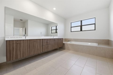 Casa en venta en Miramar, Florida, 5 dormitorios, 314.1 m2 № 2040243 - foto 20