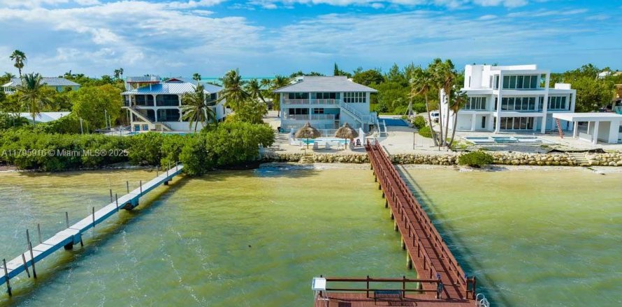 House in Marathon, Florida 4 bedrooms, 299.33 sq.m. № 1860933