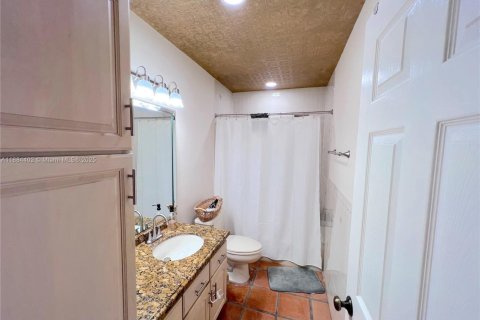 House in Miami, Florida 3 bedrooms, 210.42 sq.m. № 1978513 - photo 11