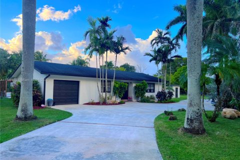 House in Miami, Florida 3 bedrooms, 210.42 sq.m. № 1978513 - photo 1