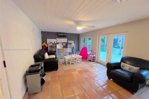 House in Miami, Florida 3 bedrooms, 210.42 sq.m. № 1978513 - photo 9