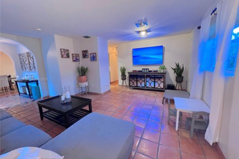 House in Miami, Florida 3 bedrooms, 210.42 sq.m. № 1978513 - photo 4