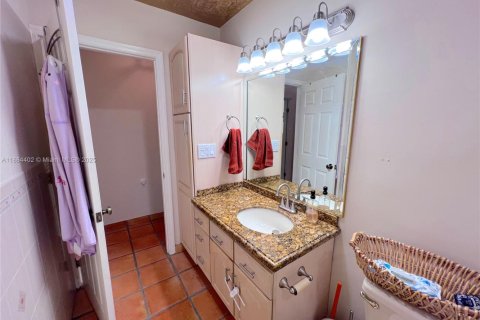 House in Miami, Florida 3 bedrooms, 210.42 sq.m. № 1978513 - photo 13