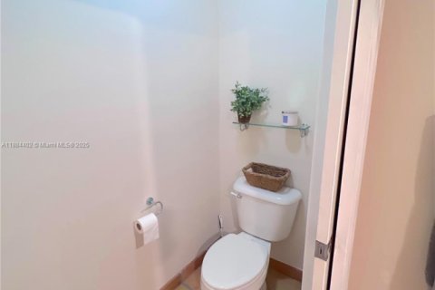 House in Miami, Florida 3 bedrooms, 210.42 sq.m. № 1978513 - photo 26