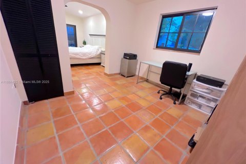 House in Miami, Florida 3 bedrooms, 210.42 sq.m. № 1978513 - photo 19