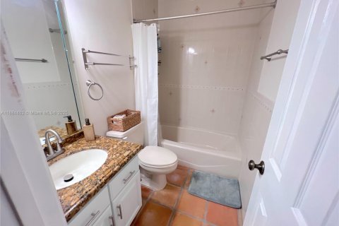 House in Miami, Florida 3 bedrooms, 210.42 sq.m. № 1978513 - photo 16