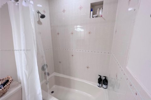 House in Miami, Florida 3 bedrooms, 210.42 sq.m. № 1978513 - photo 12