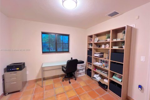 House in Miami, Florida 3 bedrooms, 210.42 sq.m. № 1978513 - photo 20