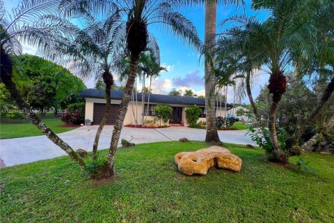 House in Miami, Florida 3 bedrooms, 210.42 sq.m. № 1978513 - photo 29