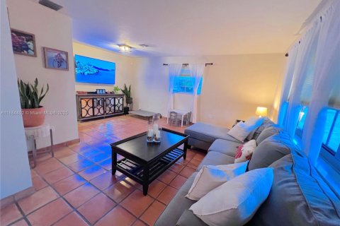 House in Miami, Florida 3 bedrooms, 210.42 sq.m. № 1978513 - photo 5