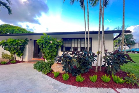 House in Miami, Florida 3 bedrooms, 210.42 sq.m. № 1978513 - photo 30