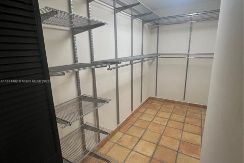 House in Miami, Florida 3 bedrooms, 210.42 sq.m. № 1978513 - photo 27