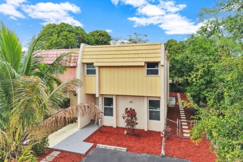 Таунхаус в Норт-Лодердейл, Флорида 4 спальни, 150.5м2 № 2007722