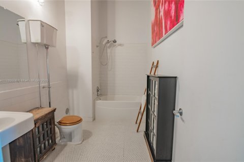 Condo in Miami, Florida, 1 bedroom  № 1705509 - photo 11