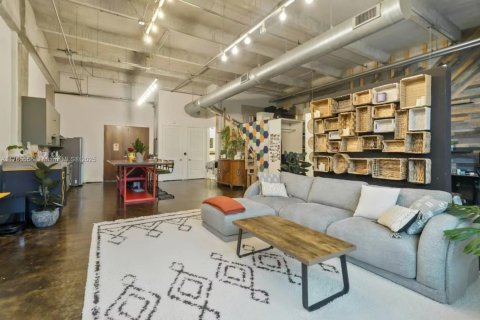 Condo in Miami, Florida, 1 bedroom  № 1705509 - photo 2