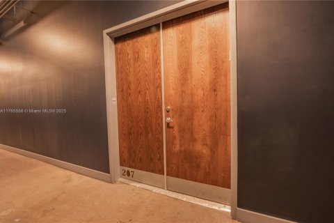 Condo in Miami, Florida, 1 bedroom  № 1705509 - photo 18
