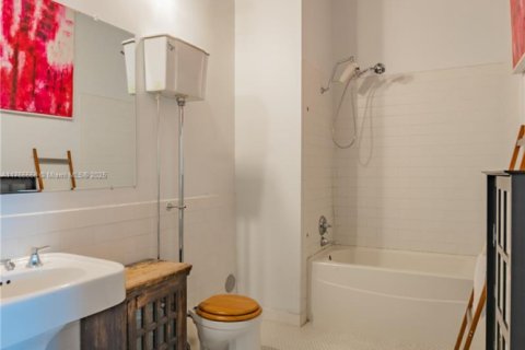 Condo in Miami, Florida, 1 bedroom  № 1705509 - photo 12
