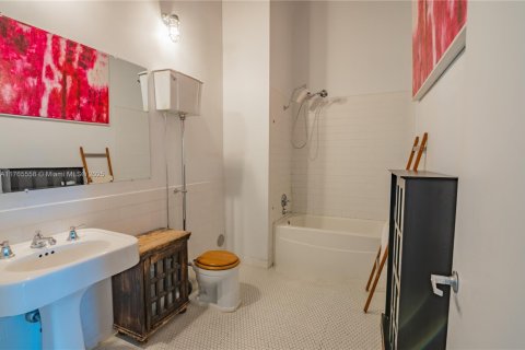 Condo in Miami, Florida, 1 bedroom  № 1705509 - photo 10