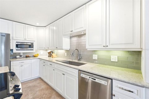 Townhouse in Merrit Island, Florida 3 bedrooms, 234.95 sq.m. № 2413419 - photo 16