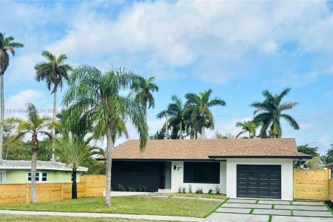 House in Dania Beach, Florida 3 bedrooms, 168.99 sq.m. № 1865391 - photo 2