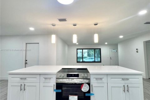 House in Dania Beach, Florida 3 bedrooms, 168.99 sq.m. № 1865391 - photo 6