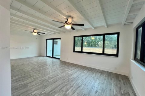 House in Dania Beach, Florida 3 bedrooms, 168.99 sq.m. № 1865391 - photo 12