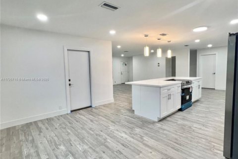 House in Dania Beach, Florida 3 bedrooms, 168.99 sq.m. № 1865391 - photo 10