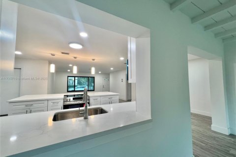 House in Dania Beach, Florida 3 bedrooms, 168.99 sq.m. № 1865391 - photo 14