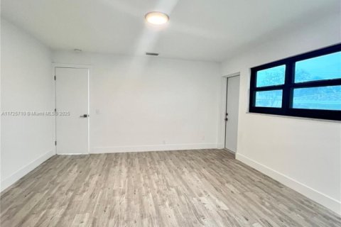 House in Dania Beach, Florida 3 bedrooms, 168.99 sq.m. № 1865391 - photo 25