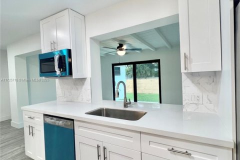 House in Dania Beach, Florida 3 bedrooms, 168.99 sq.m. № 1865391 - photo 7