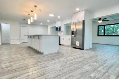House in Dania Beach, Florida 3 bedrooms, 168.99 sq.m. № 1865391 - photo 27