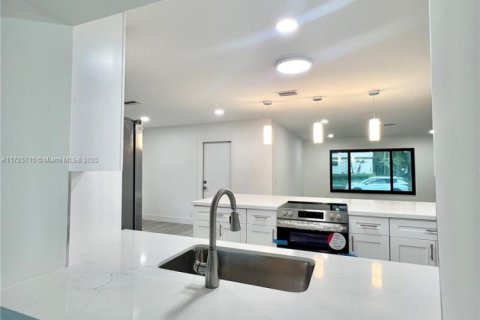 House in Dania Beach, Florida 3 bedrooms, 168.99 sq.m. № 1865391 - photo 17