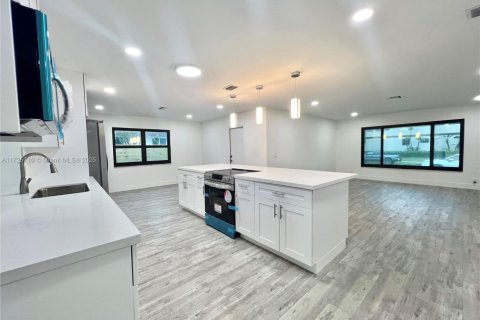 House in Dania Beach, Florida 3 bedrooms, 168.99 sq.m. № 1865391 - photo 11