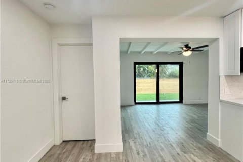 House in Dania Beach, Florida 3 bedrooms, 168.99 sq.m. № 1865391 - photo 21