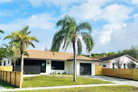 House in Dania Beach, Florida 3 bedrooms, 168.99 sq.m. № 1865391 - photo 1