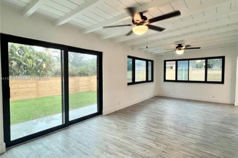 House in Dania Beach, Florida 3 bedrooms, 168.99 sq.m. № 1865391 - photo 16