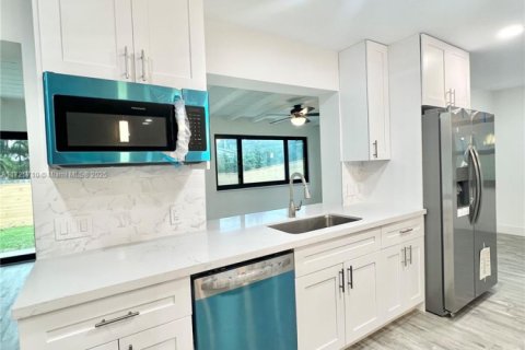 House in Dania Beach, Florida 3 bedrooms, 168.99 sq.m. № 1865391 - photo 8