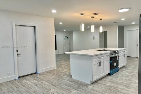 House in Dania Beach, Florida 3 bedrooms, 168.99 sq.m. № 1865391 - photo 4