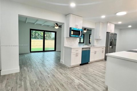House in Dania Beach, Florida 3 bedrooms, 168.99 sq.m. № 1865391 - photo 26