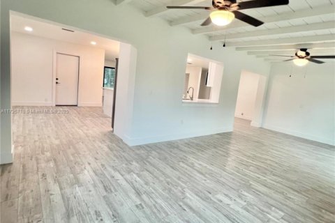 House in Dania Beach, Florida 3 bedrooms, 168.99 sq.m. № 1865391 - photo 18