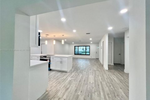 House in Dania Beach, Florida 3 bedrooms, 168.99 sq.m. № 1865391 - photo 3
